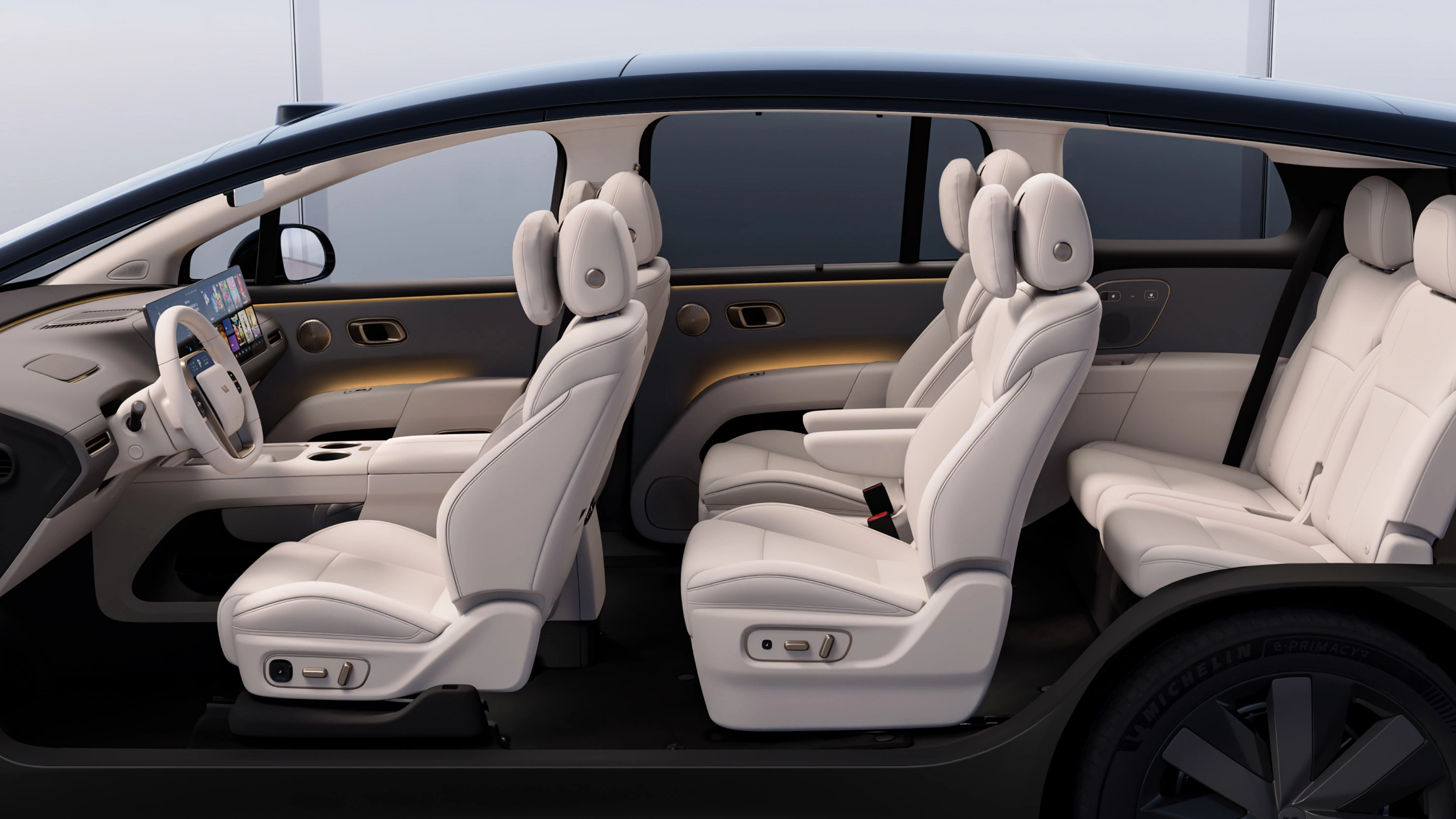 SUV миёна то калон бо фазои дохилии беҳтарин
